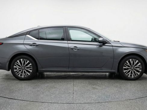 Used 2025 Nissan Altima 2.5 SV image 11