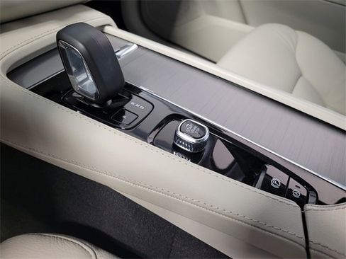 Certified 2024 Volvo XC90 B5 Core image 32