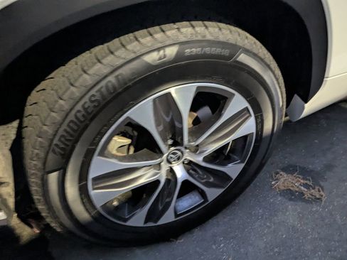 Used 2022 Toyota Highlander XLE image 9