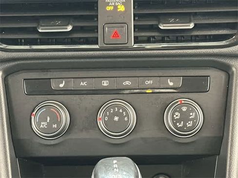 Certified 2022 Volkswagen Taos SE image 15