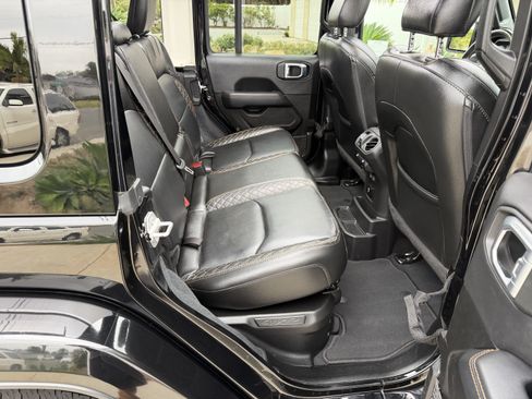 Used 2022 Jeep Wrangler Unlimited Sahara AWD/4WD image 20