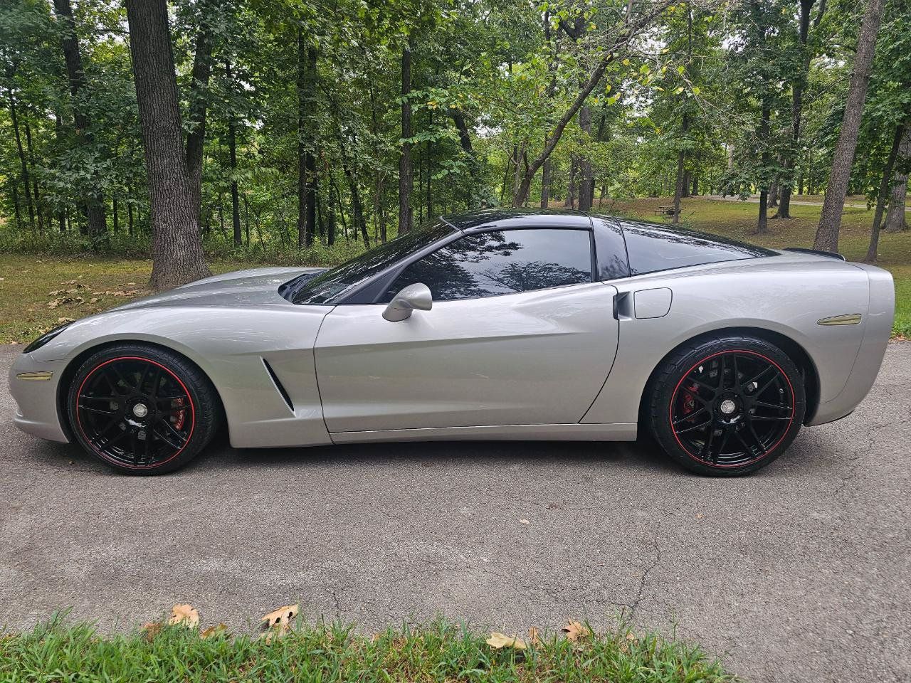 Used 2005 Chevrolet Corvette Coupe w/ Preferred Equipment Group RWD image 9