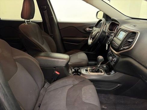 Used 2016 Jeep Cherokee Latitude w/ Cold Weather Group image 32