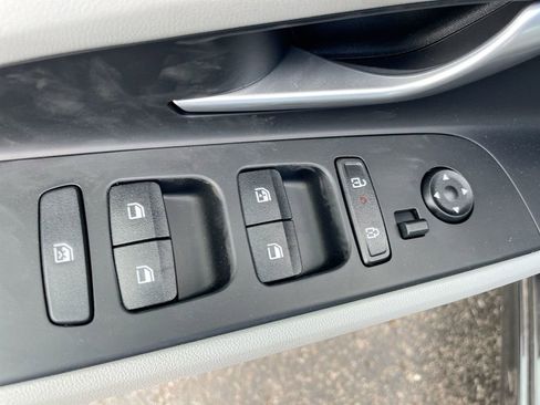 New 2025 Hyundai Elantra Limited image 38