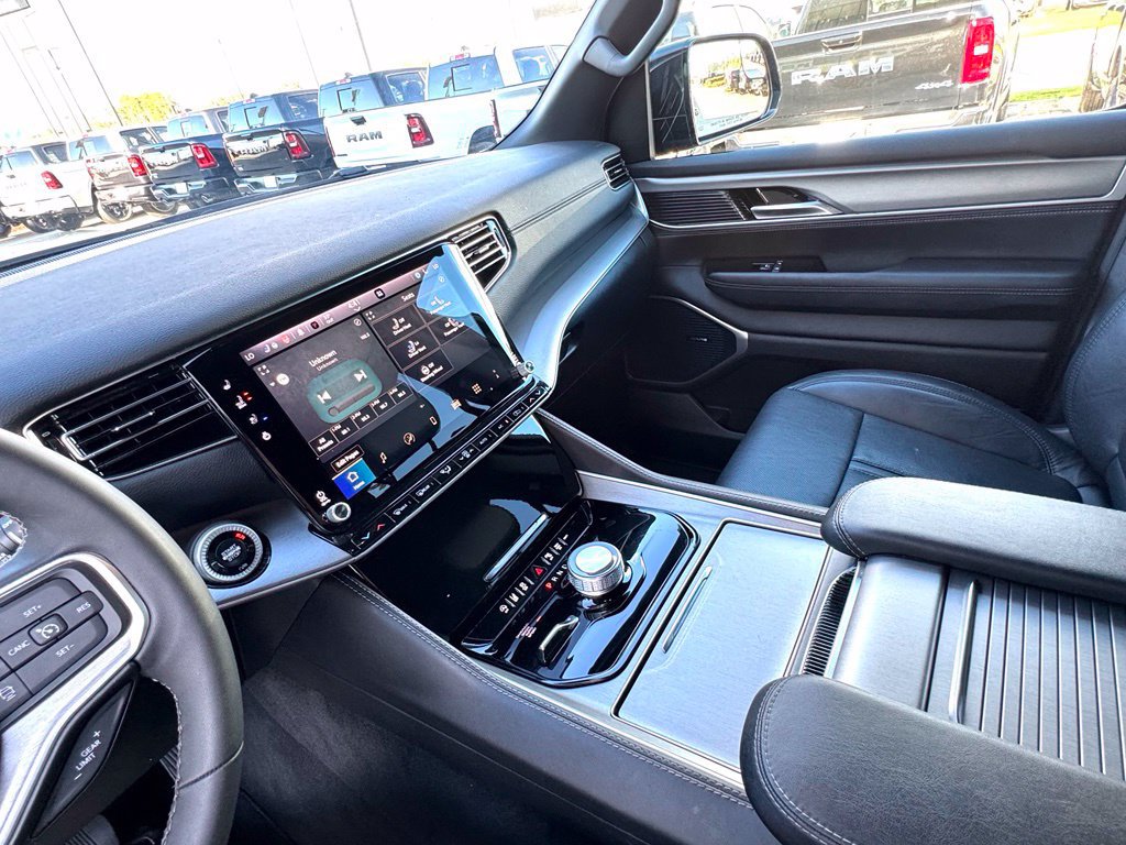 Used 2025 Jeep Wagoneer Series II AWD/4WD image 40