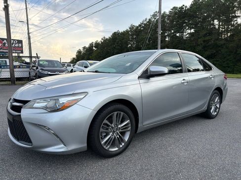 Used 2017 Toyota Camry SE FWD image 1