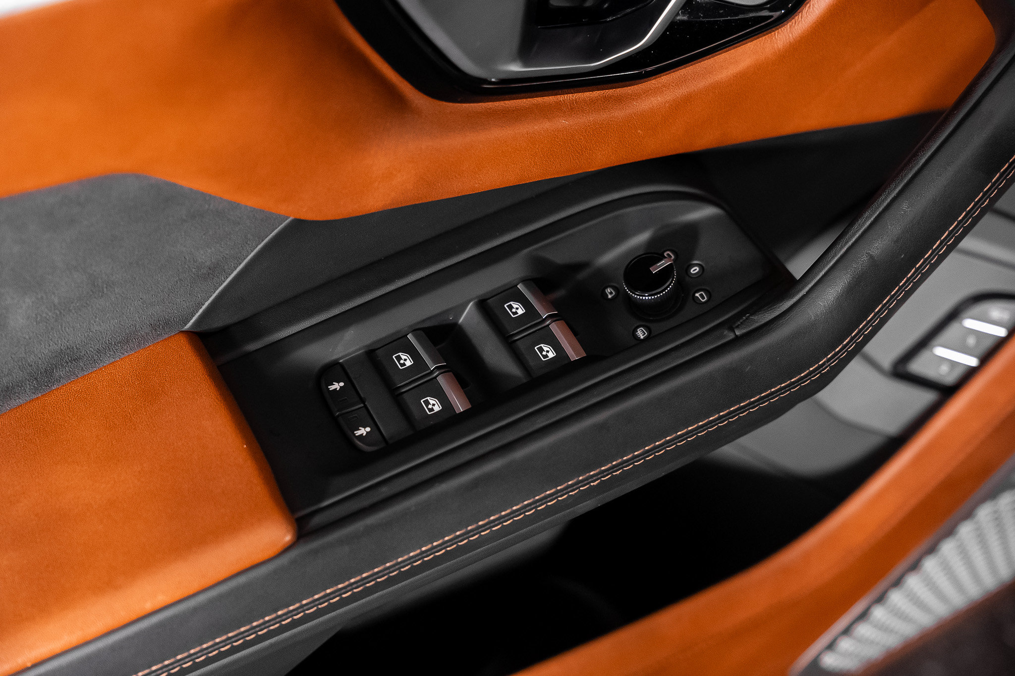 Used 2019 Lamborghini Urus AWD/4WD image 56