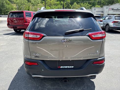Used 2017 Jeep Cherokee Limited w/ Luxury Group AWD/4WD image 4