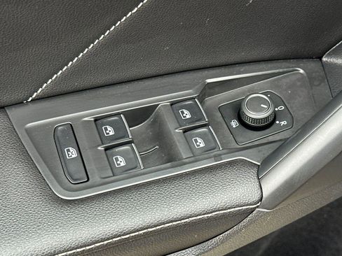 Used 2022 Volkswagen Tiguan SE R-Line image 11