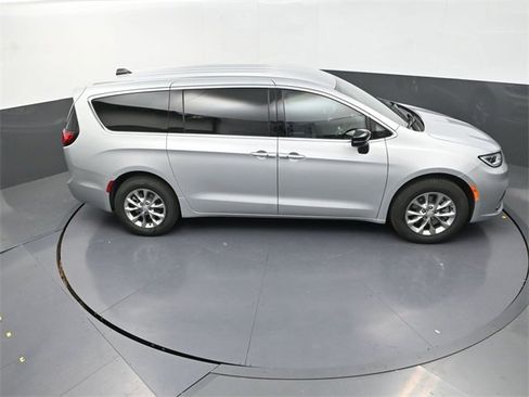 New 2026 Chrysler Pacifica Select image 16