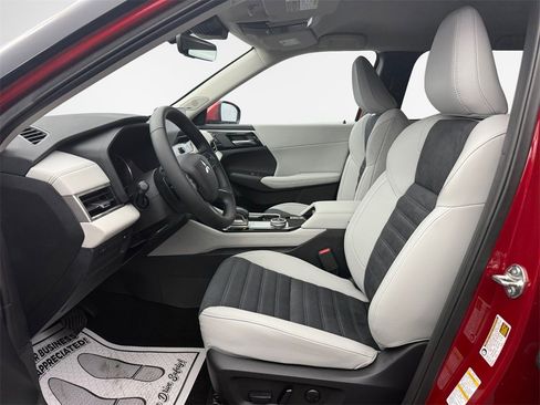 New 2025 Mitsubishi Outlander SE image 12