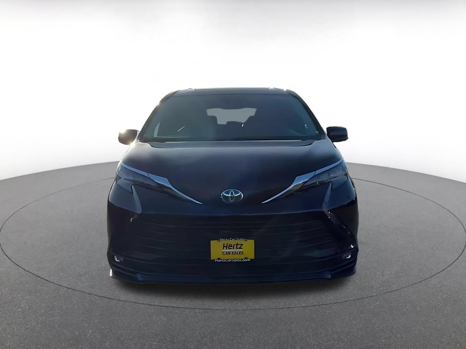 Used 2025 Toyota Sienna XLE FWD image 4