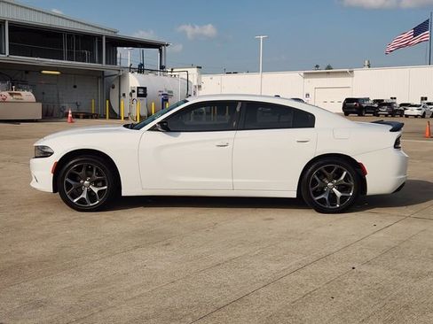Used 2019 Dodge Charger SXT w/ Blacktop Package RWD image 4