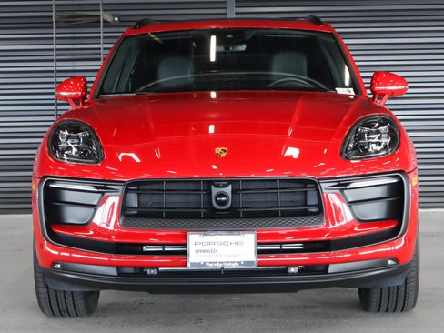 Used 2025 Porsche Macan image 8