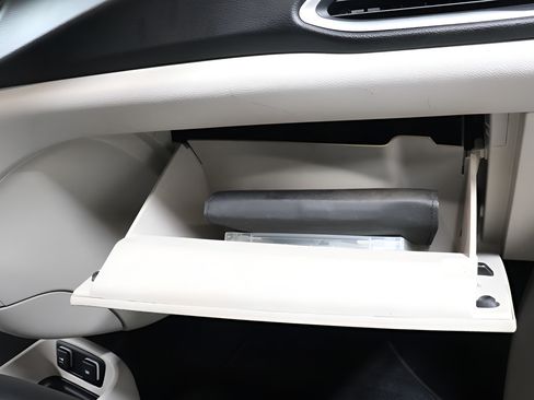 Used 2017 Chrysler Pacifica Touring-L FWD image 32