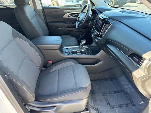 Used 2021 Chevrolet Traverse LT image 17