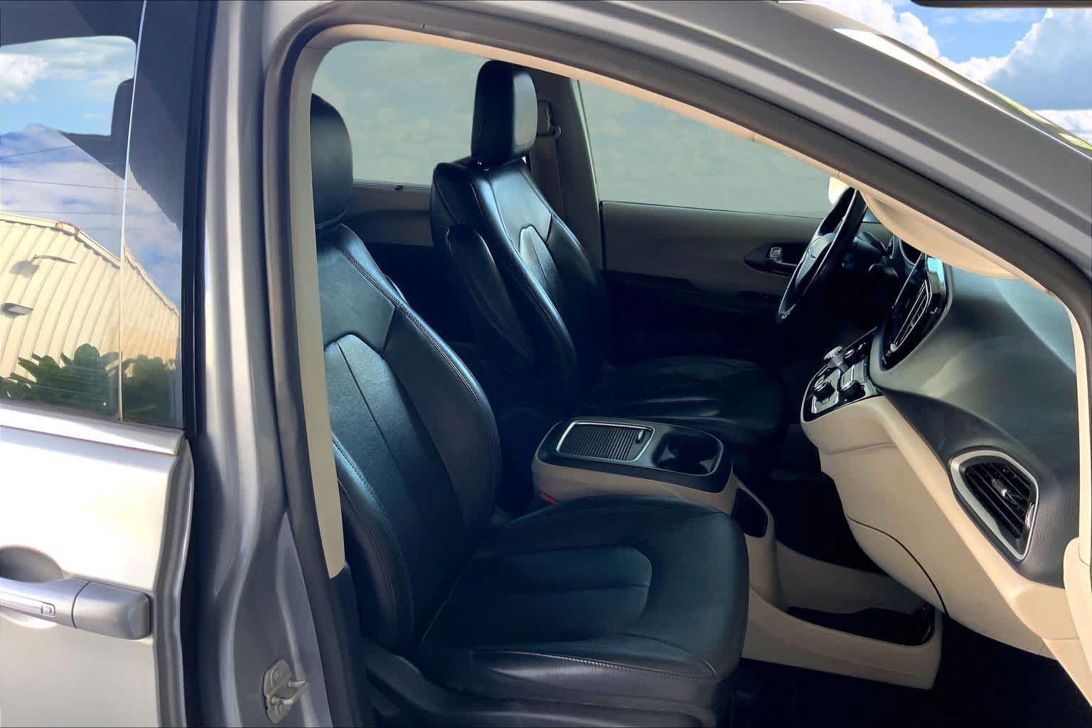Used 2021 Chrysler Pacifica Touring-L FWD image 13