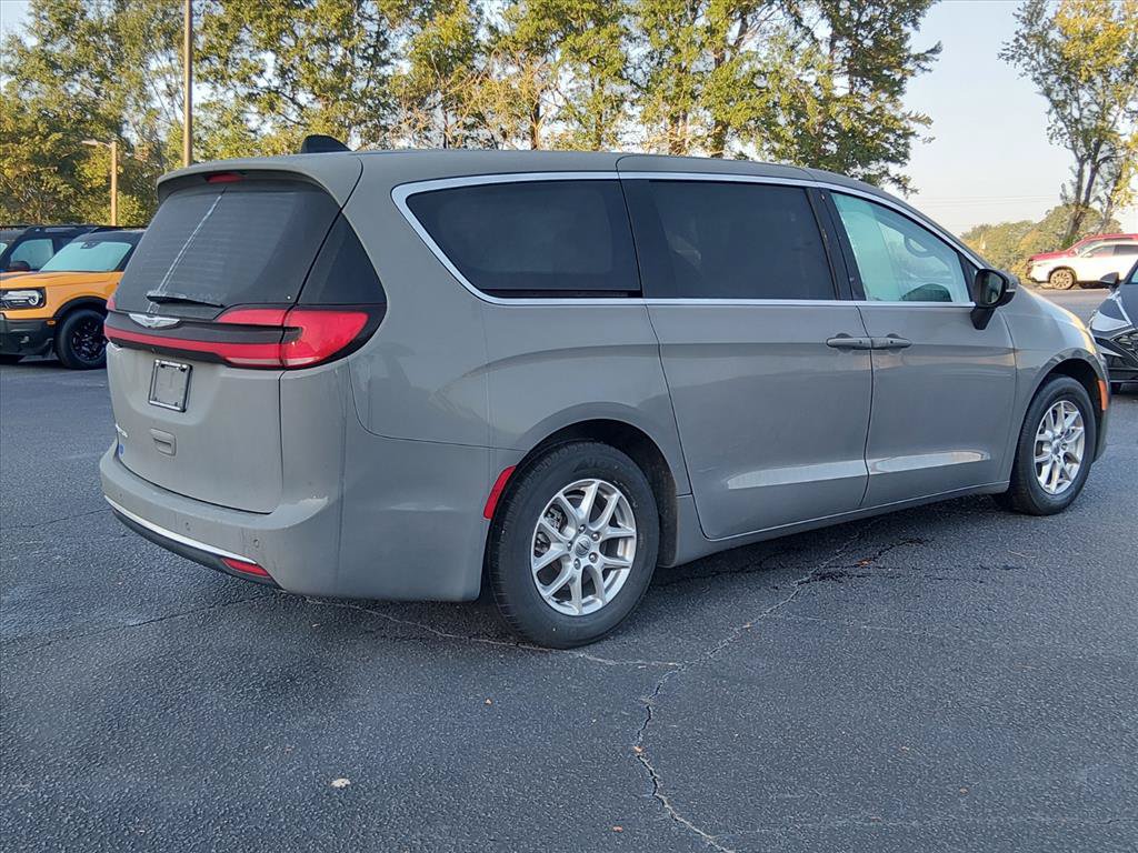 Used 2023 Chrysler Pacifica Touring-L FWD image 4