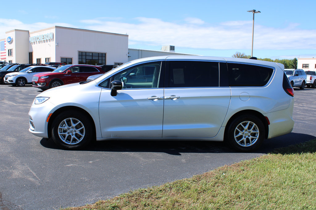 Used 2024 Chrysler Pacifica Touring-L FWD image 4