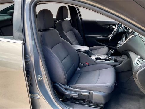 Used 2017 Chevrolet Malibu LT FWD image 10