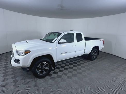 Used 2016 Toyota Tacoma TRD Sport w/ Towing Package AWD/4WD image 4