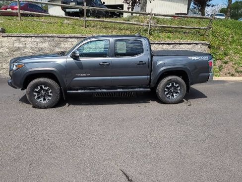 Used 2020 Toyota Tacoma TRD Off-Road AWD/4WD image 6