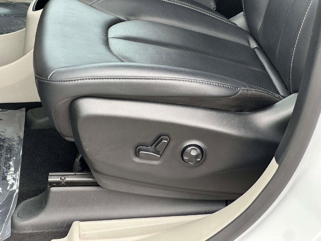 Used 2024 Chrysler Pacifica Limited FWD image 15
