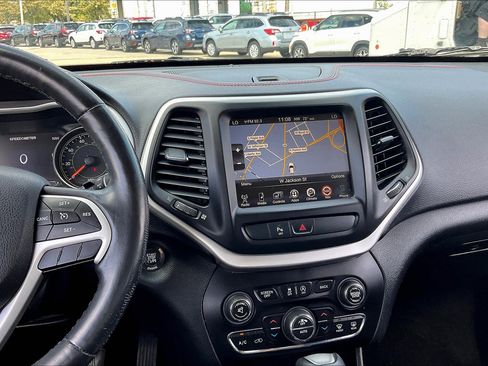 Used 2015 Jeep Cherokee Trailhawk w/ Comfort/Convenience Group AWD/4WD image 6