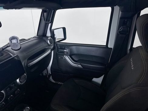 Used 2017 Jeep Wrangler Unlimited Sahara AWD/4WD image 24