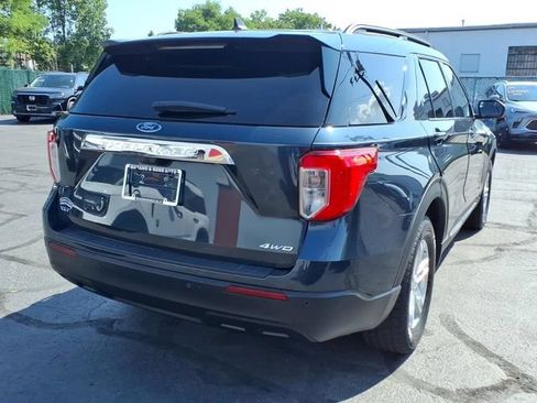 Used 2023 Ford Explorer XLT AWD/4WD image 2