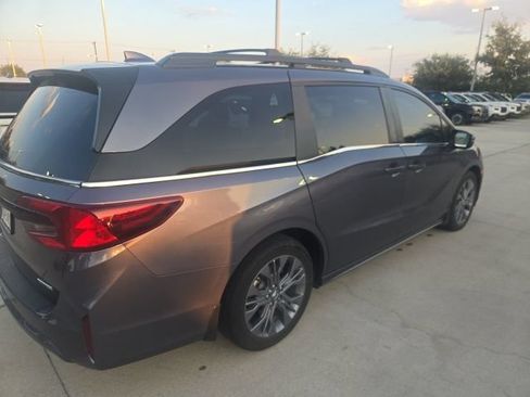 Used 2025 Honda Odyssey Touring image 3