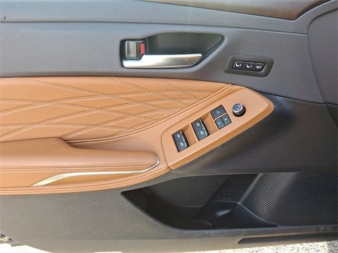 Used 2021 Toyota Avalon Limited image 12