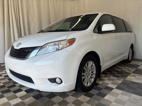 Used 2011 Toyota Sienna XLE image 2