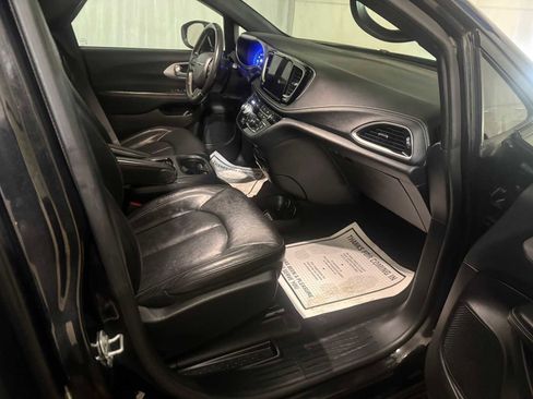 Used 2021 Chrysler Pacifica Touring-L w/ S Appearance Package image 25
