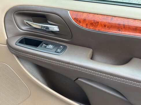 Used 2015 Chrysler Town & Country Touring image 32