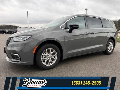 Used 2025 Chrysler Pacifica Select