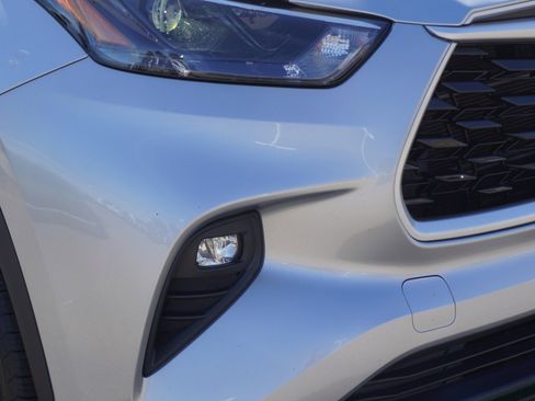 Used 2022 Toyota Highlander XLE image 3