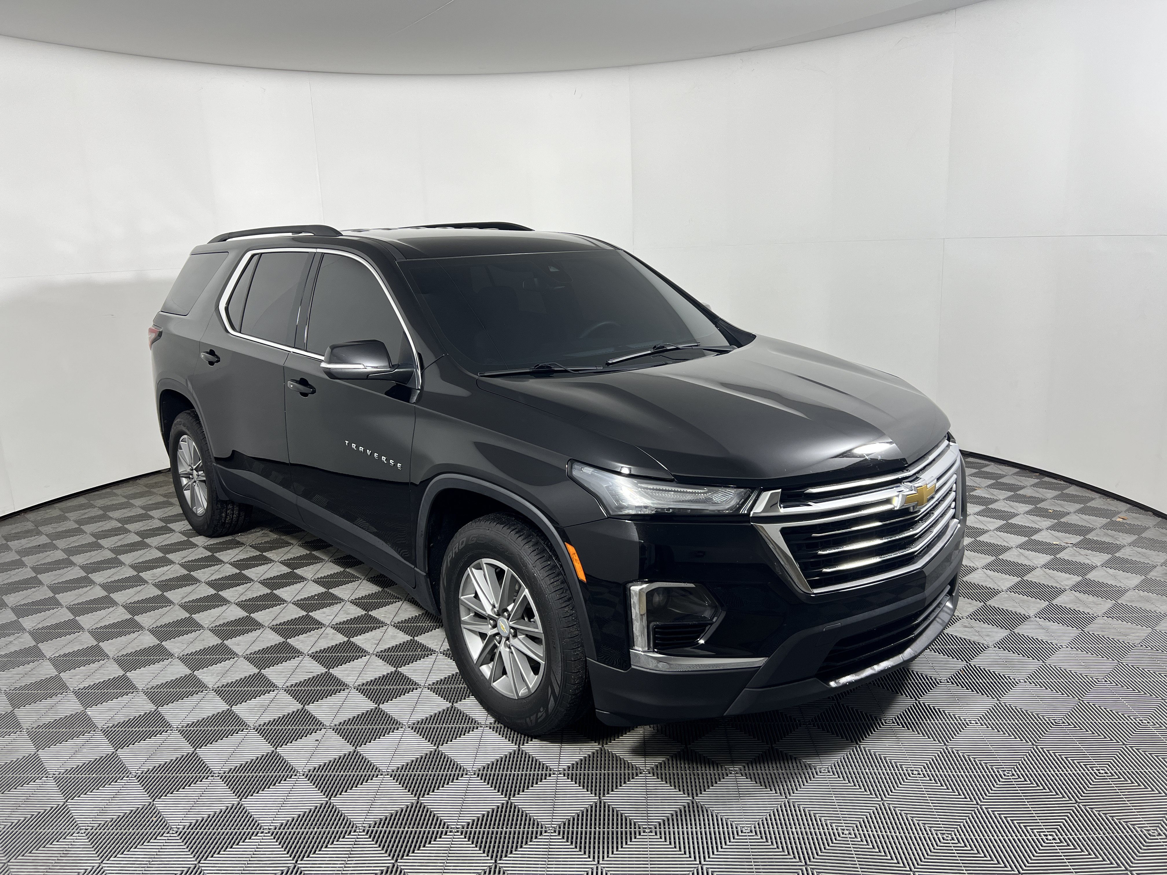 Used 2023 Chevrolet Traverse LT FWD image 7