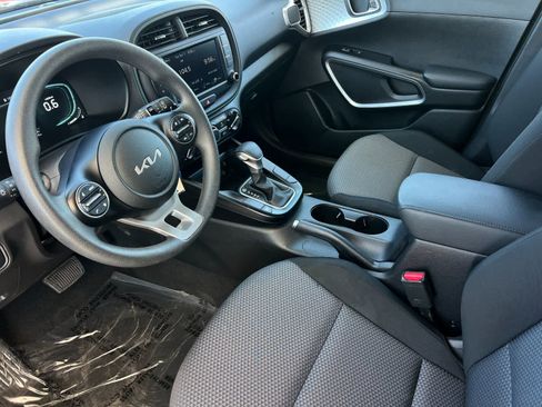 Used 2025 Kia Soul LX w/ LX Technology Package FWD image 12