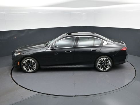 Certified 2025 BMW 530i image 32