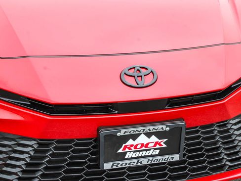 Used 2025 Toyota Camry SE w/ Convenience Package FWD image 5