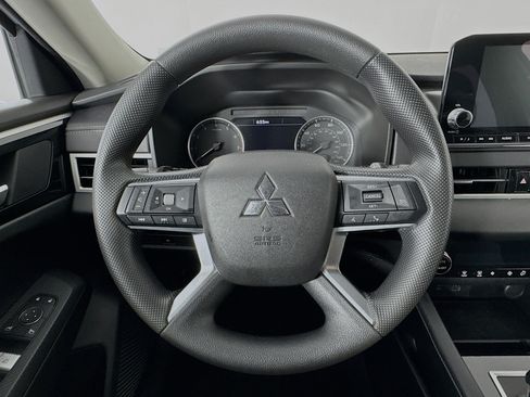 Used 2023 Mitsubishi Outlander ES FWD image 11