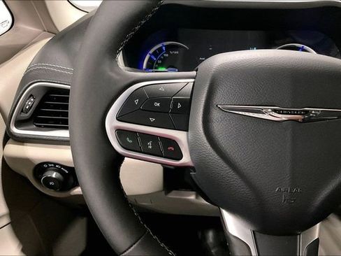 Used 2024 Chrysler Pacifica Limited FWD image 18