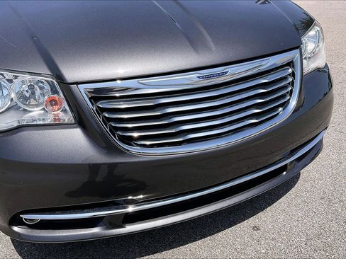 Used 2016 Chrysler Town & Country Touring-L w/ Driver Convenience Group FWD image 30
