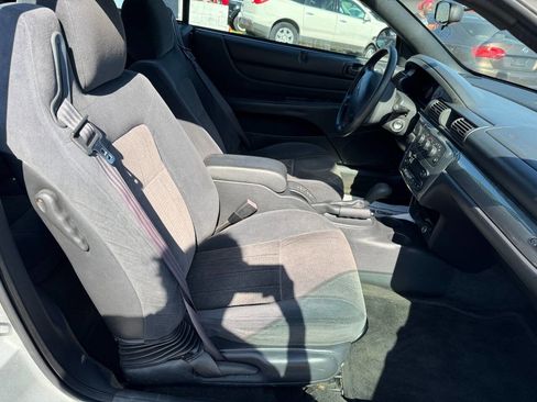 Used 2004 Chrysler Sebring GTC image 16