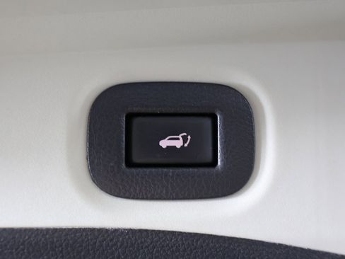 Used 2018 Nissan Rogue SV w/ Premium Package image 21