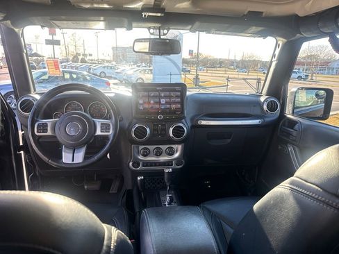 Used 2015 Jeep Wrangler Unlimited Rubicon image 12