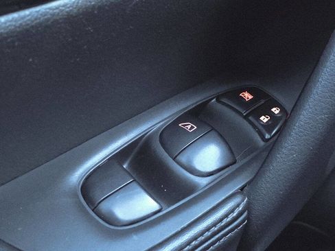 Used 2017 Nissan Rogue SV image 26