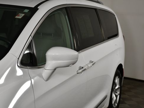 Used 2018 Chrysler Pacifica Touring-L w/ Advanced Safetytec Group FWD image 13