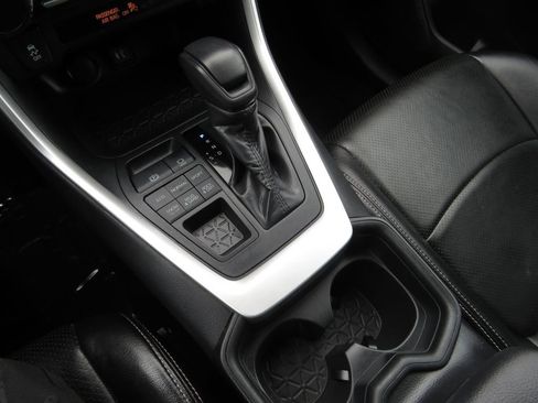 Used 2019 Toyota RAV4 LE image 23